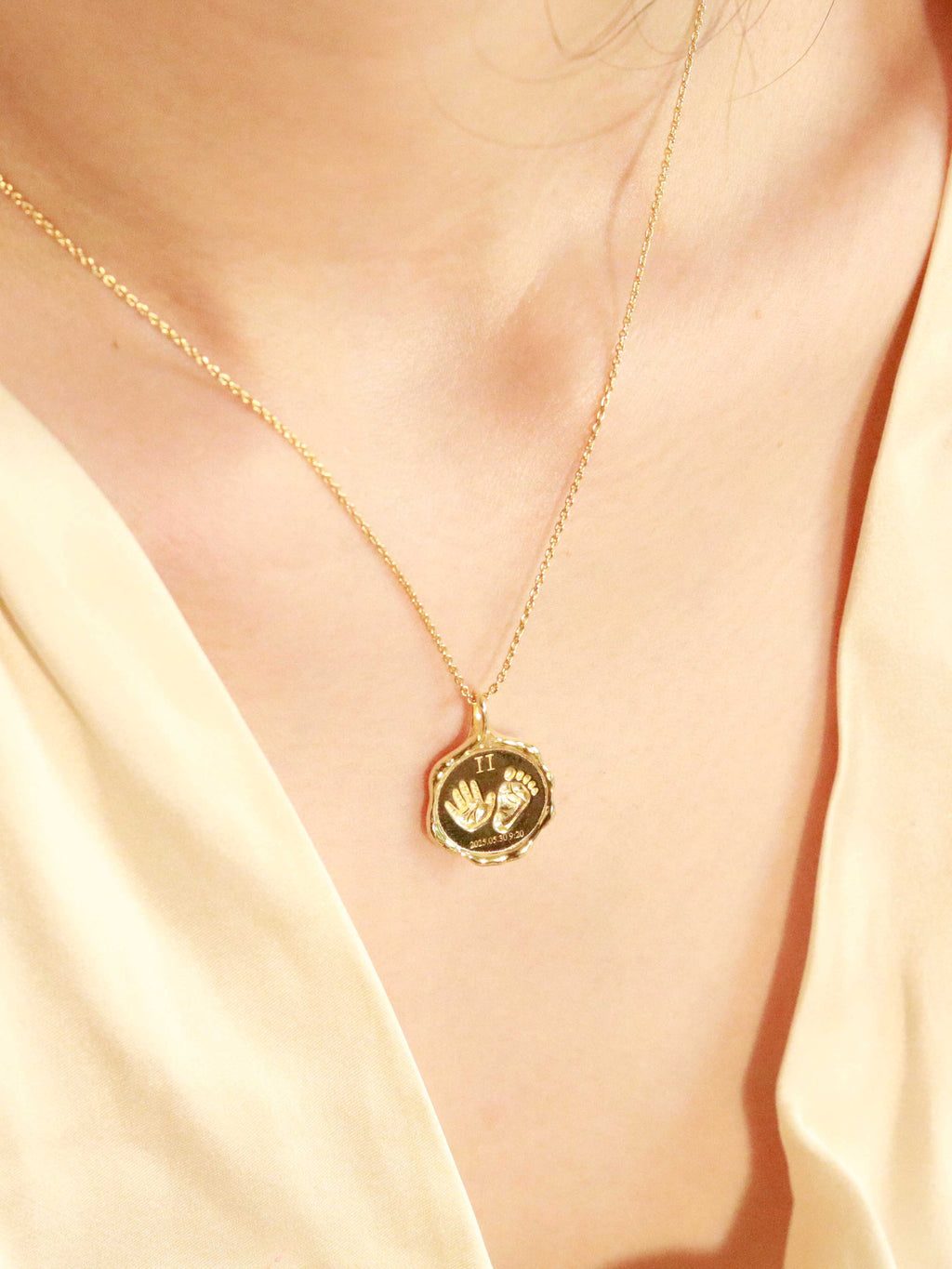 Engraved gold necklace with a pendant 