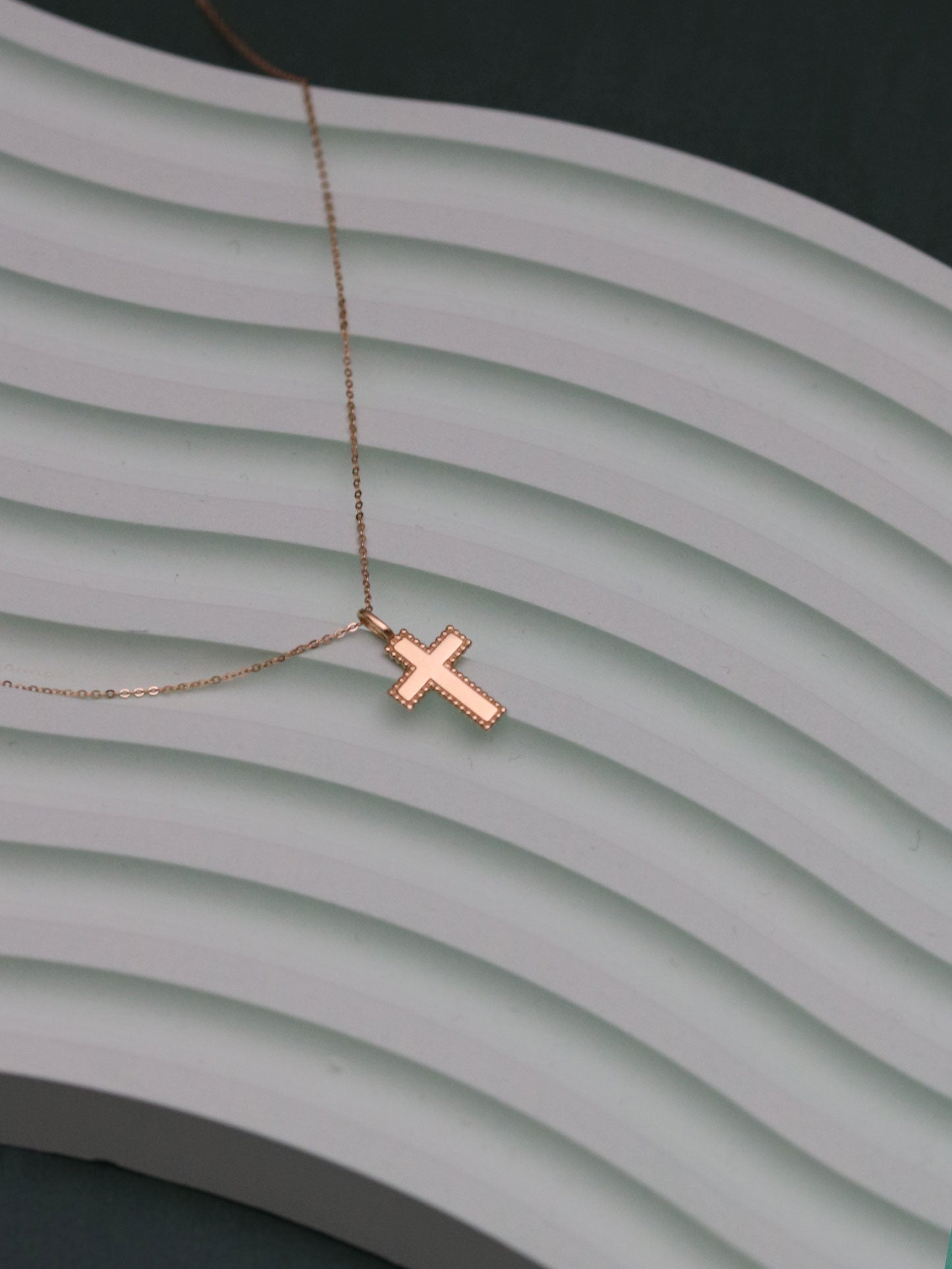 Cross Pendant Necklace in Solid Gold