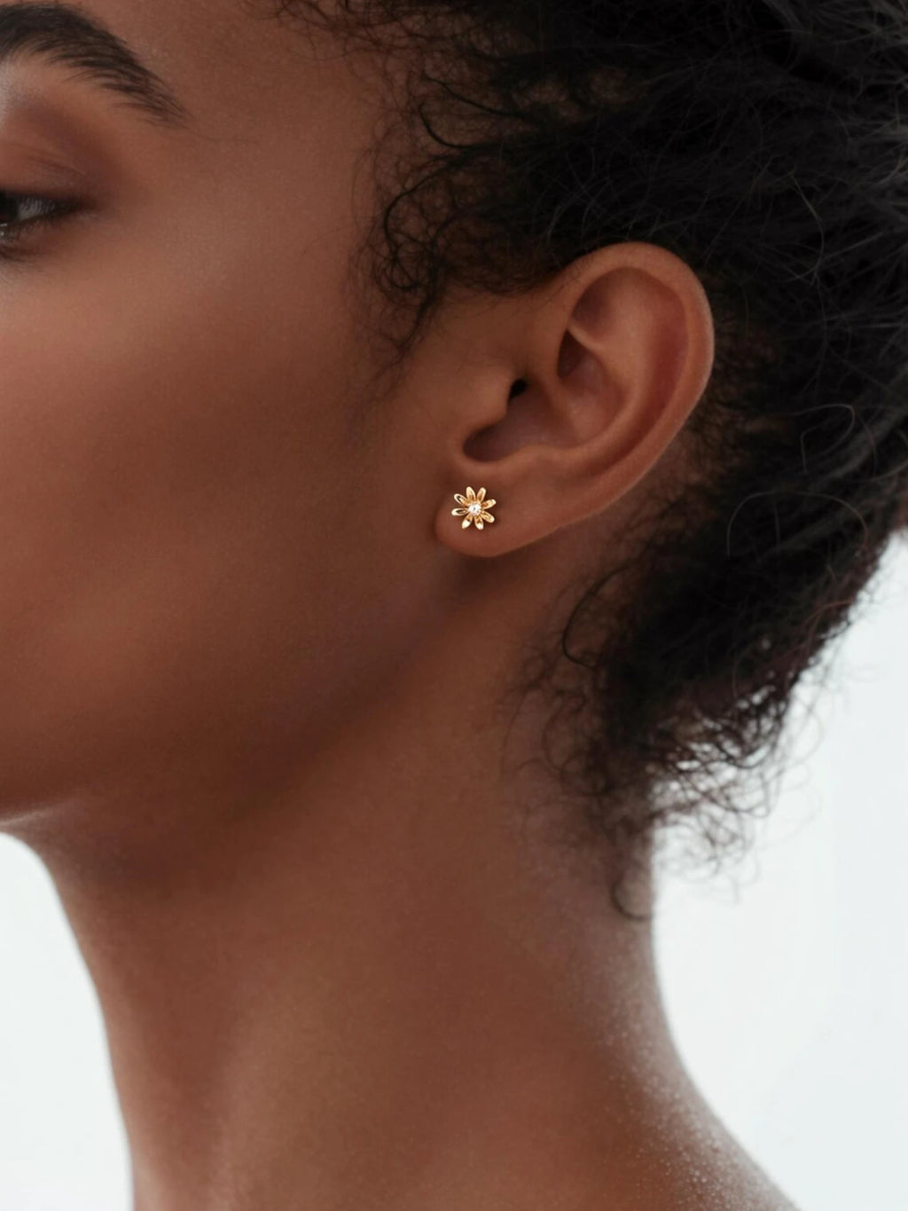 Dainty Crystal Daisy in Solid Gold