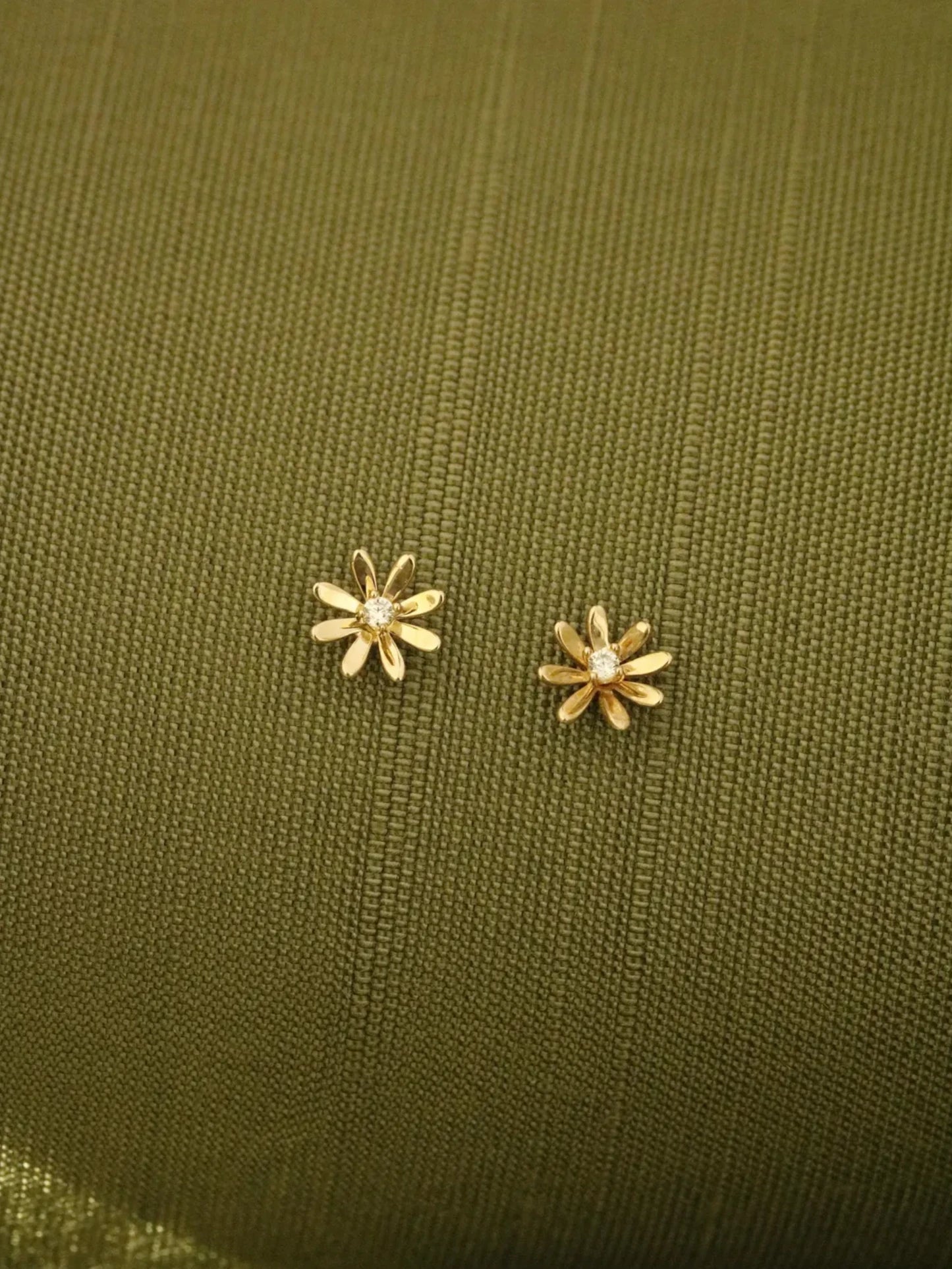 Dainty Crystal Daisy in Solid Gold