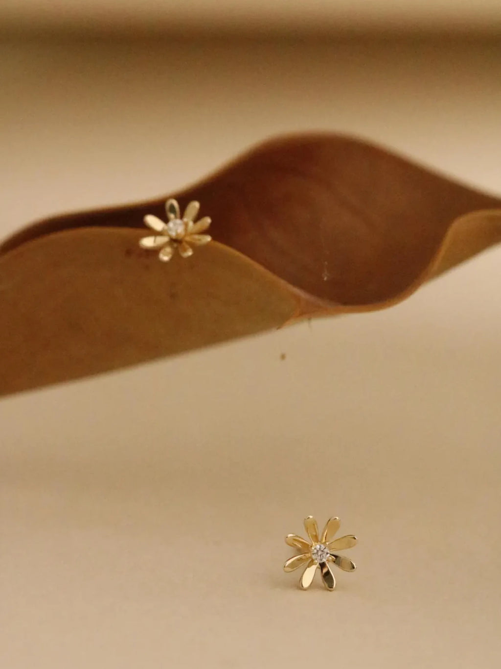 Dainty Crystal Daisy in Solid Gold