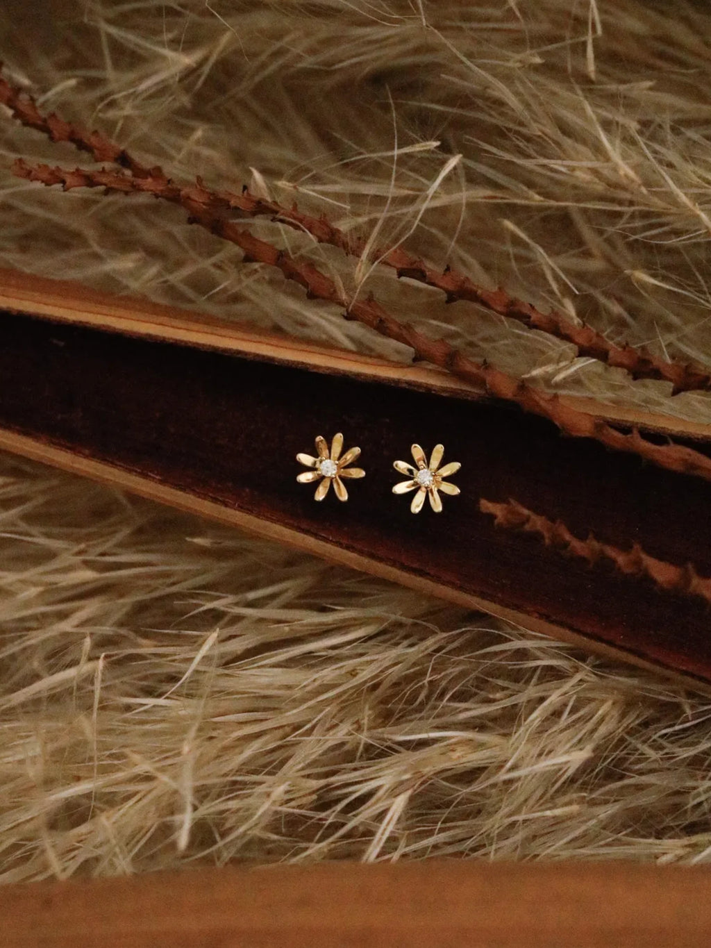 Dainty Crystal Daisy in Solid Gold