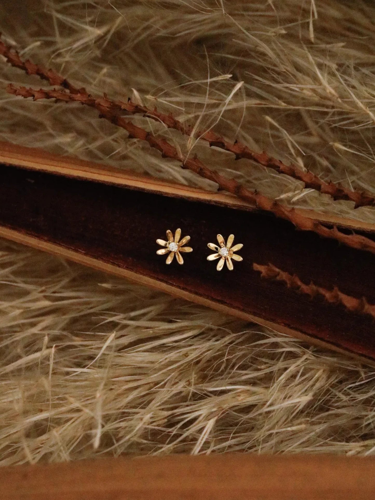 Dainty Crystal Daisy in Solid Gold