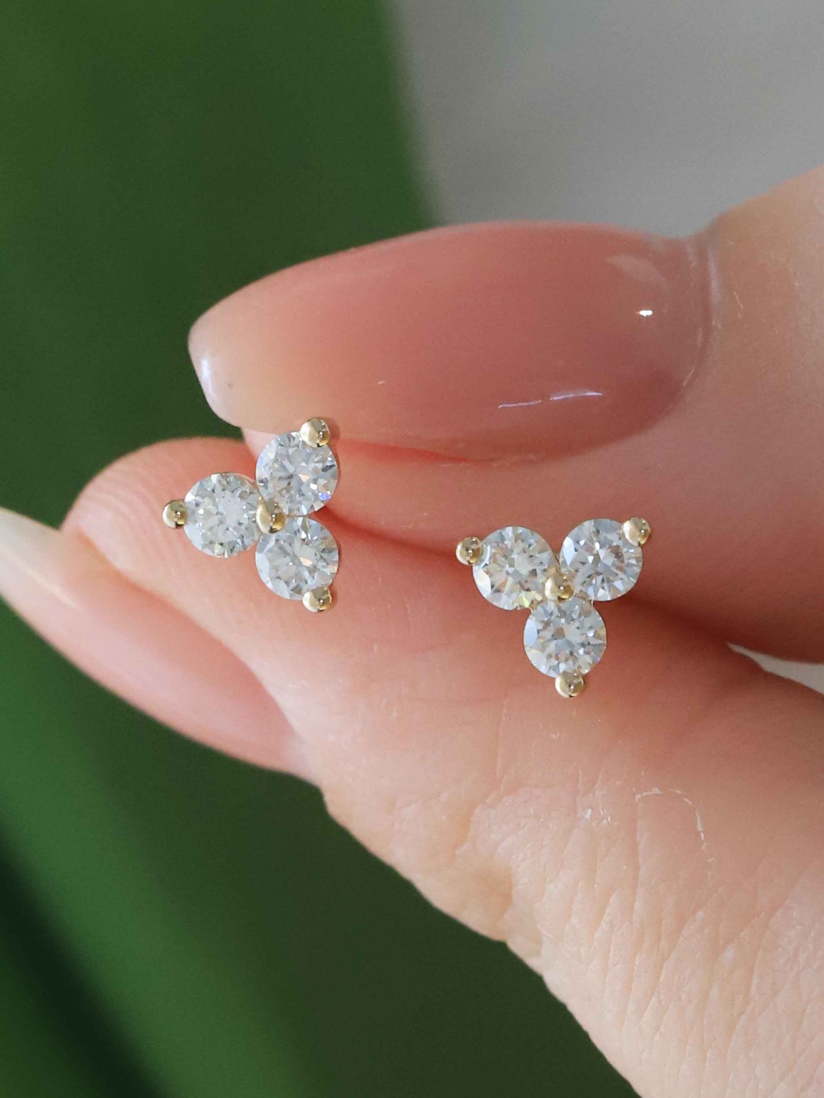 stud earrings diamond zoomed with super detailed 